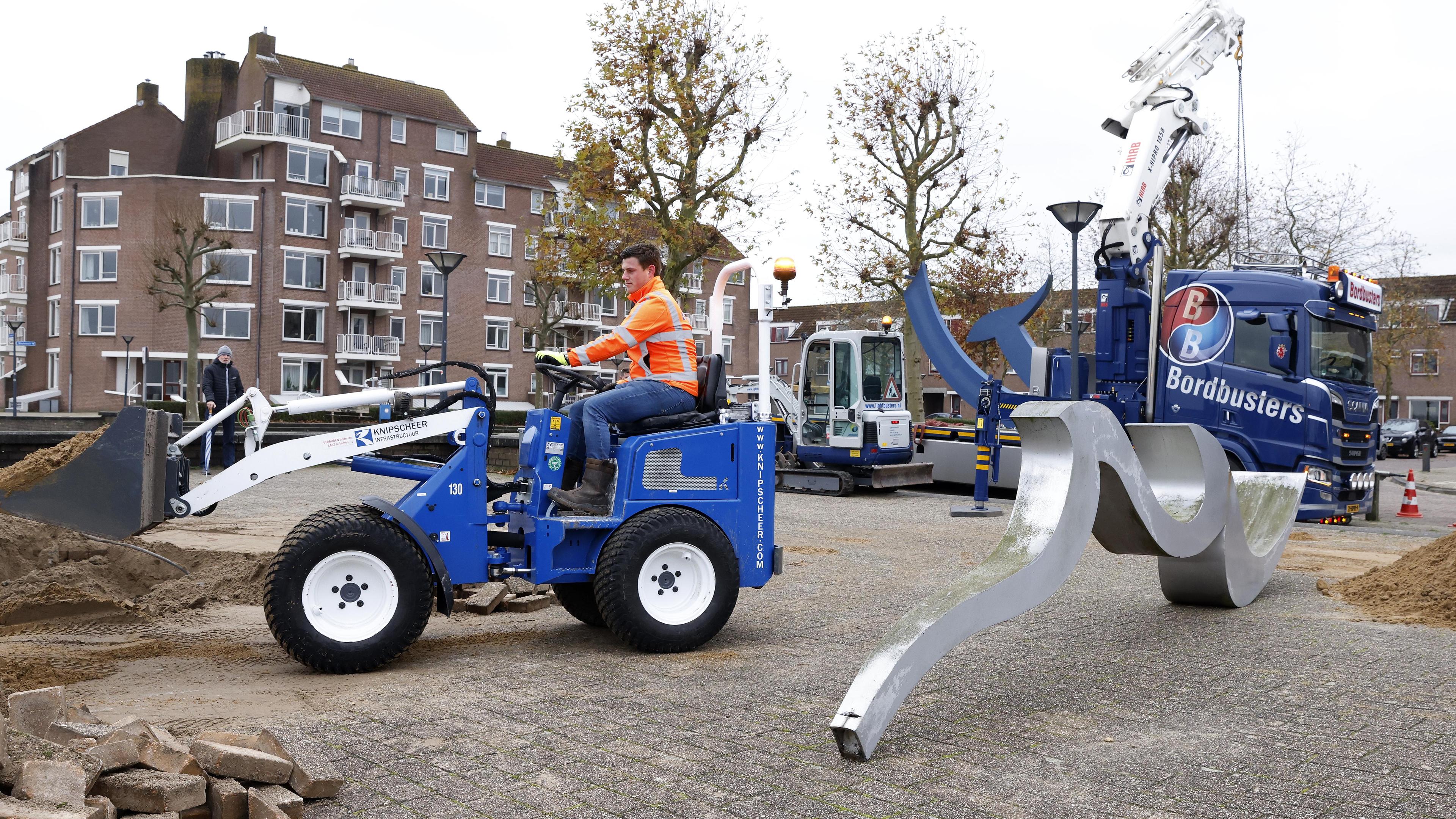 Met Terugplaatsing Kunstwerk Is De Laatste Hand Aan Zomerkade In Huizen